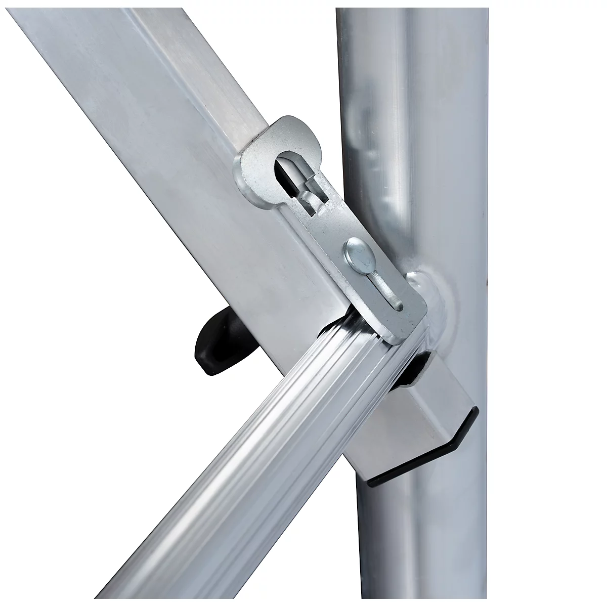 Detailaufnahme von Metallgelenken. Eine Klammer sichert ein diagonales Rohr mit einem Niet.