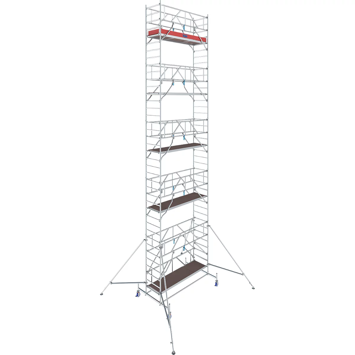 Ein hohes, mobiles Gerüst aus Metall mit mehreren Plattformen. Rote und braune Elemente heben sich vom silbernen Metall ab. Die Rollen sind sichtbar.