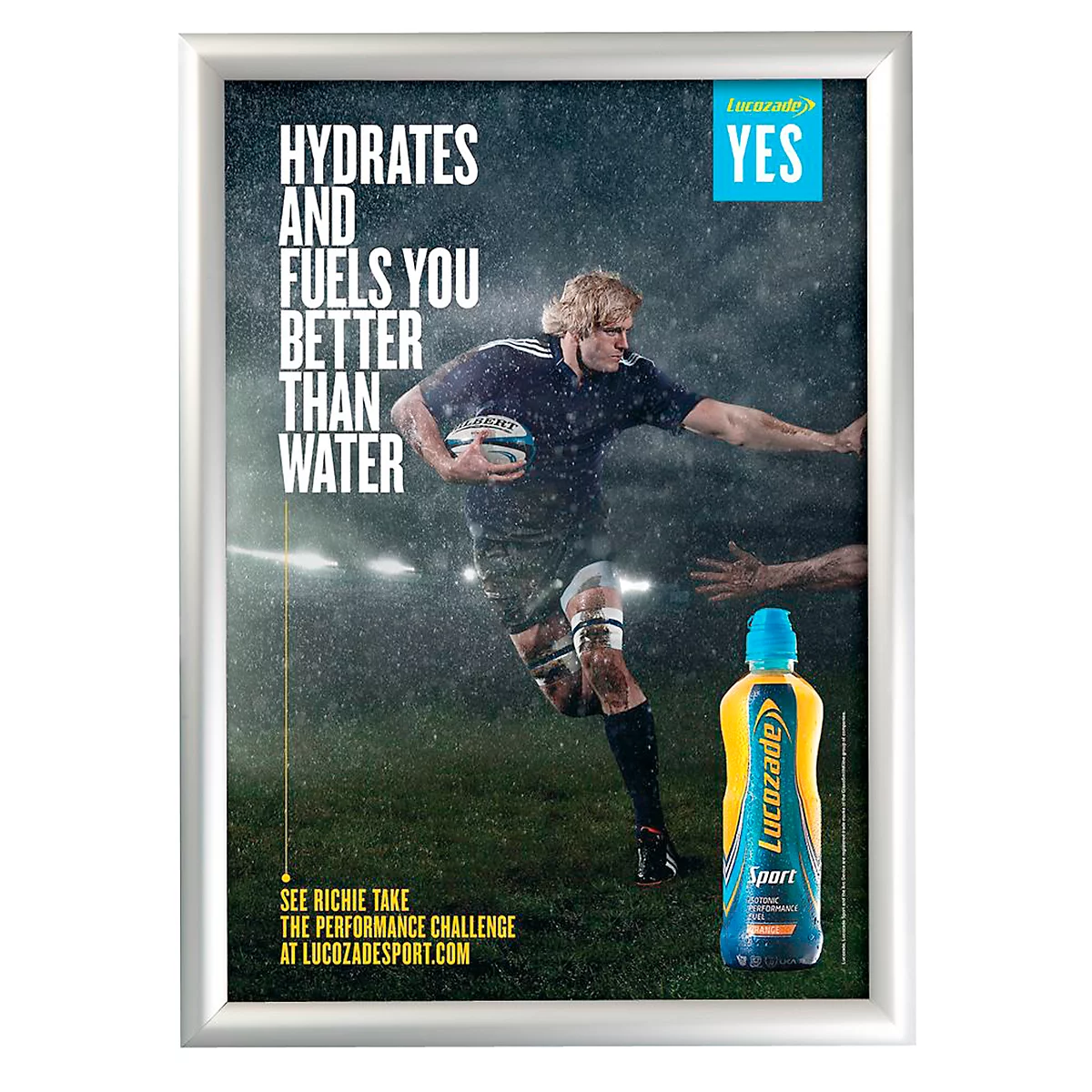 Sportler beim Rugby unter Regen, mit Lucozade-Flasche und Werbetext.