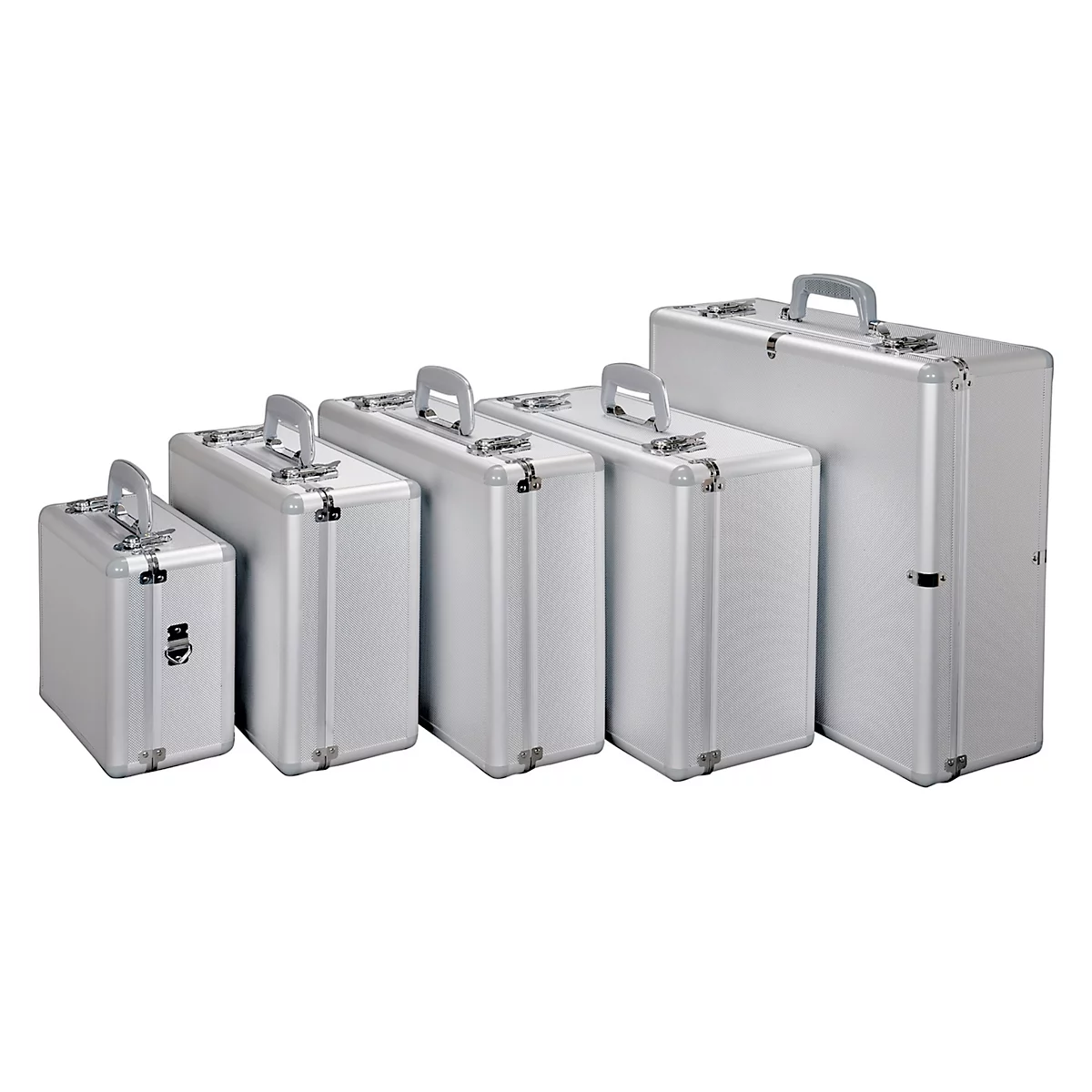 Vijf zilveren aluminium koffers in verschillende maten. Ze hebben zilveren handvatten en sluitingen.
