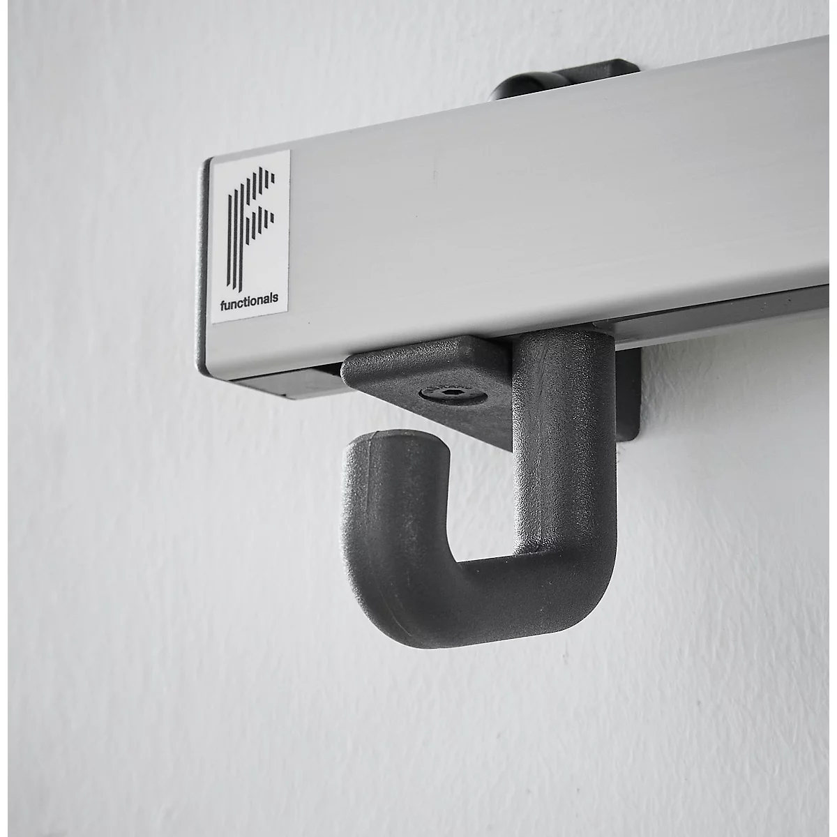 Detailaufnahme einer Halterung mit Haken an einer Wand.