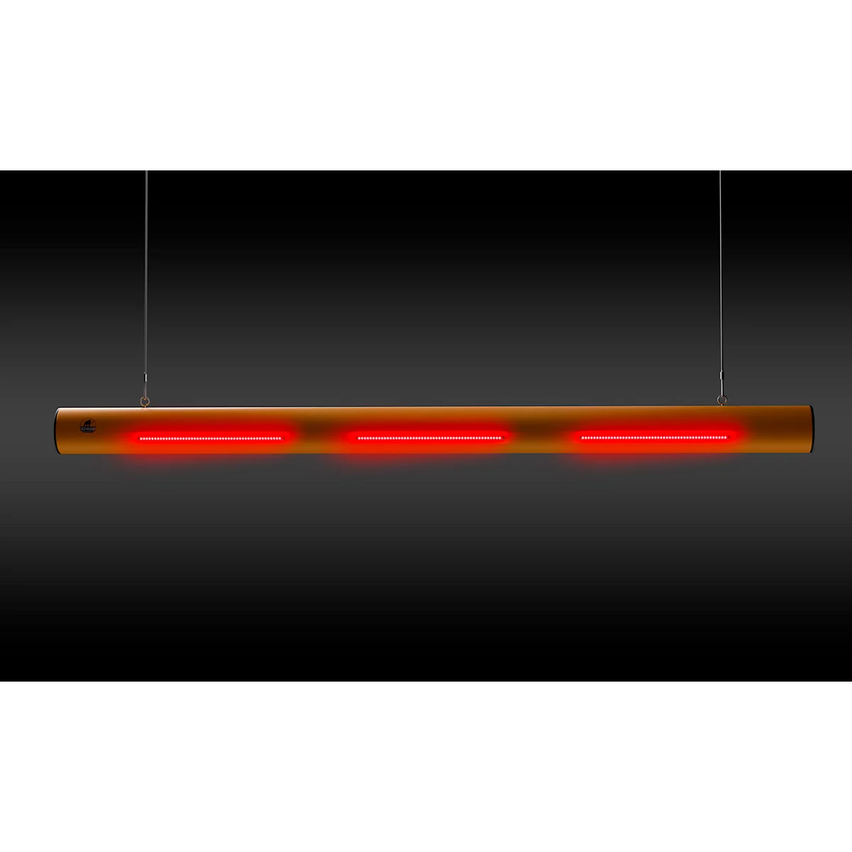 Eine goldfarbene Deckenleuchte mit drei leuchtend roten Neonröhren, die von zwei dünnen Metallseilen gehalten wird, vor einem dunklen Hintergrund.