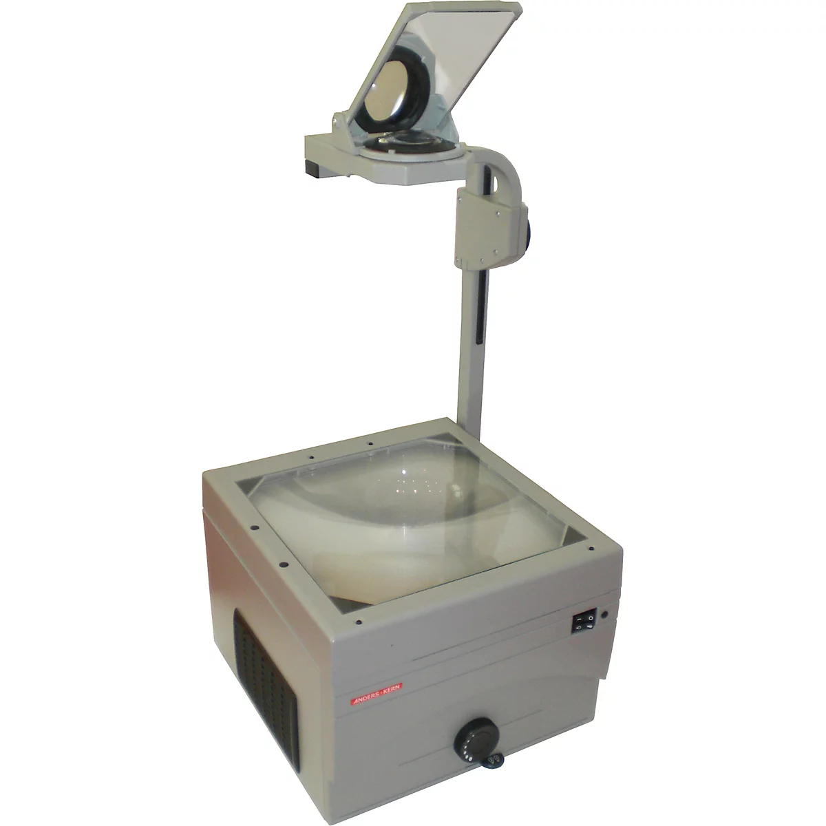 Een grijze overheadprojector met een heldere lens, hendel en verstelbare projectiekop.