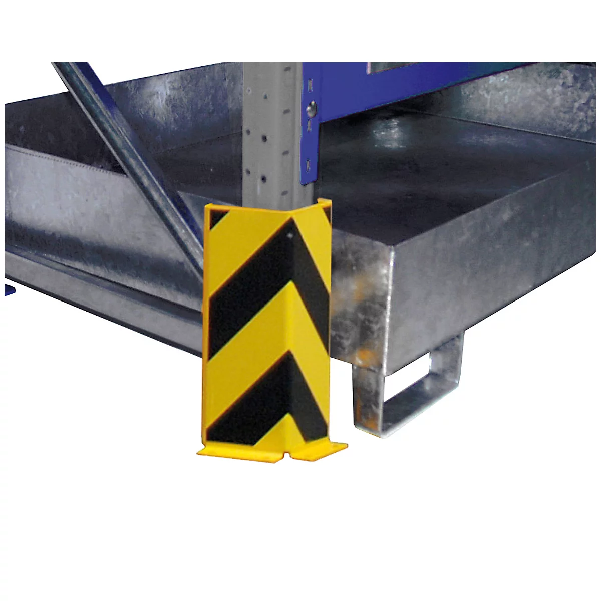 Gelb-schwarzer Eckenschutz an Metallregal. Aufmerksamkeitsstarke Sicherheitsvorrichtung.