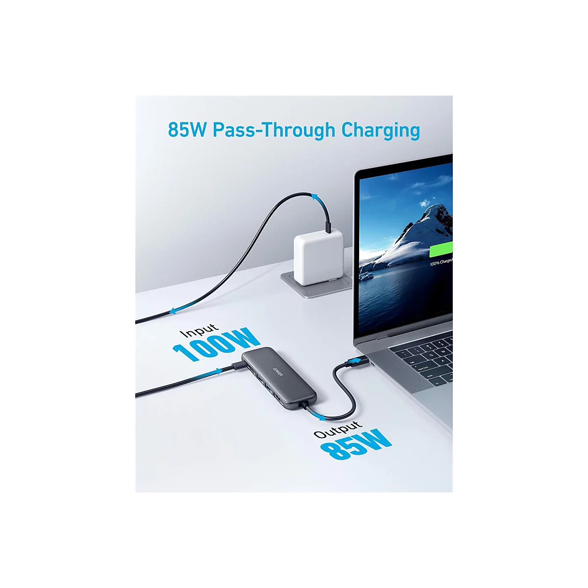 Ein Laptop wird Ã¼ber einen USB-C-Hub aufgeladen, der an ein Netzteil angeschlossen ist. Text: 85W Pass-Through-Charging, Input 100W, Output 85W.