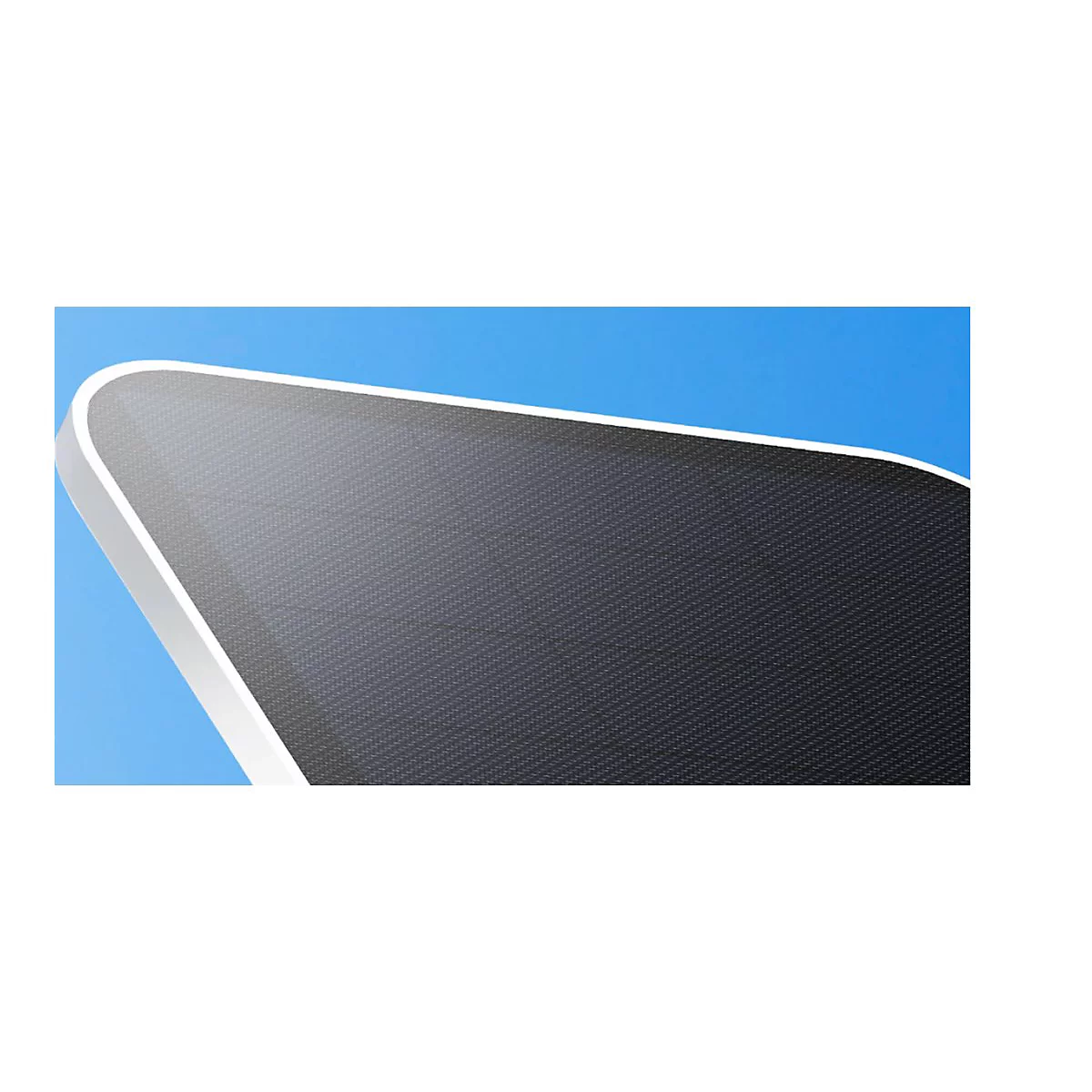 Nahaufnahme einer schwarzen Solarmodul-Ecke mit weißem Rahmen vor einem hellblauen Hintergrund.