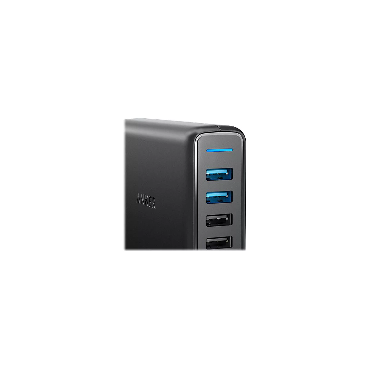 Detailansicht eines schwarzen Anker USB-Ladegeräts mit vier Anschlüssen und leuchtender blauer LED-Statusanzeige.