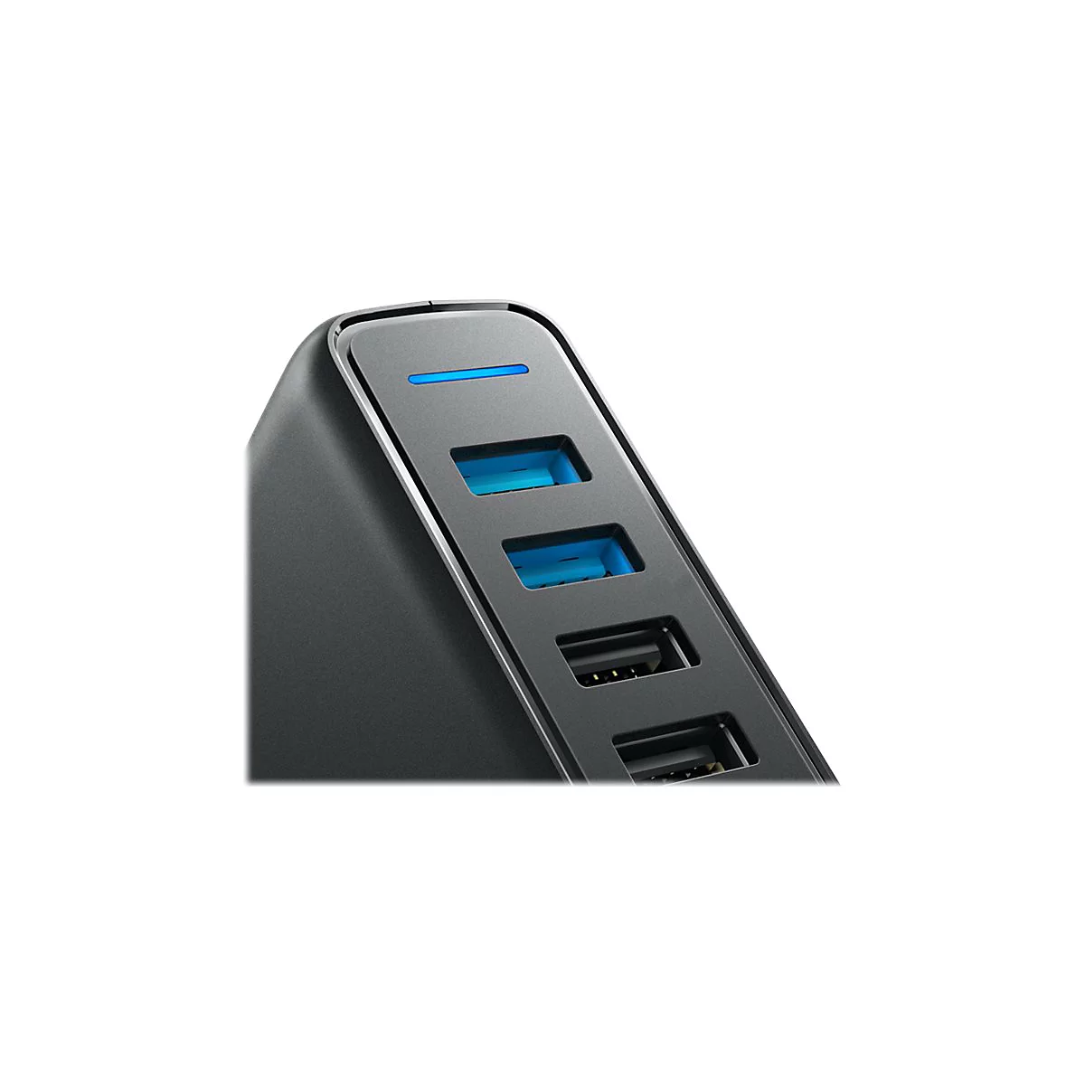 Nahaufnahme eines schwarzen USB-Hubs mit blau leuchtender Statusanzeige und vier USB-Anschlüssen.