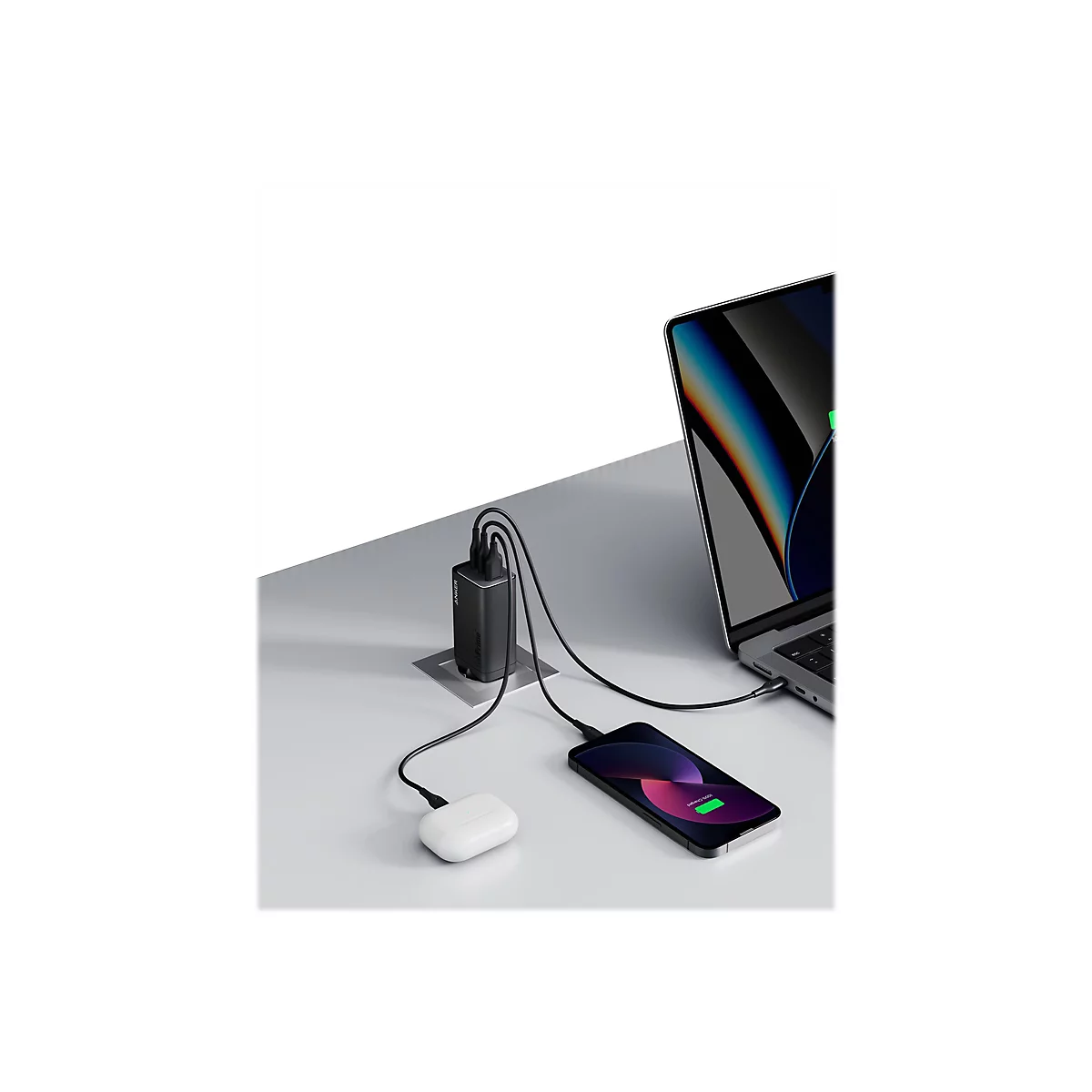Schwarzes Ladegerät, das Laptop, Handy und Kopfhörer mit Strom versorgt. Auf dem Handy wird "100% geladen" angezeigt.