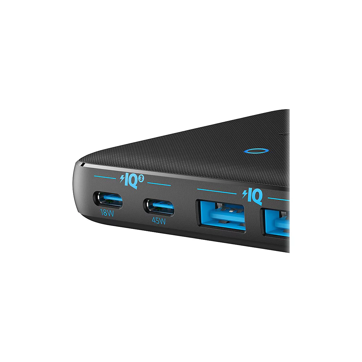 Nahaufnahme der Anschlüsse einer Powerbank: zwei USB-C-Ports mit 18W und 45W sowie zwei USB-A-Ports, alle blau akzentuiert.