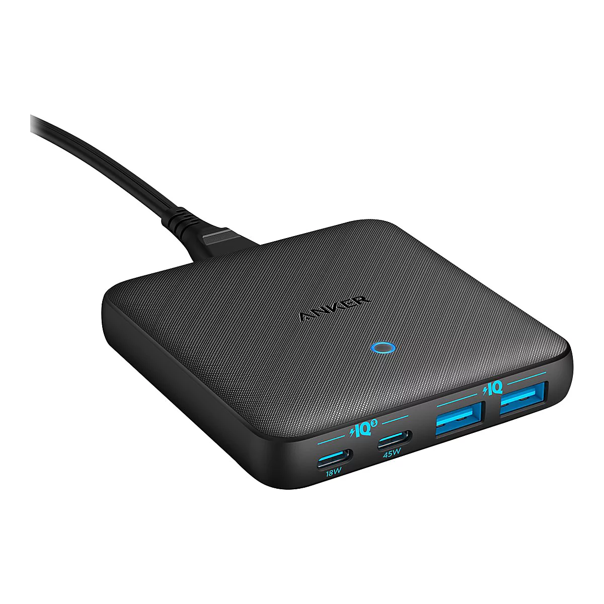Flaches schwarzes Anker USB-Ladegerät mit vier Anschlüssen und leuchtender blauer Statusanzeige auf weißem Grund.