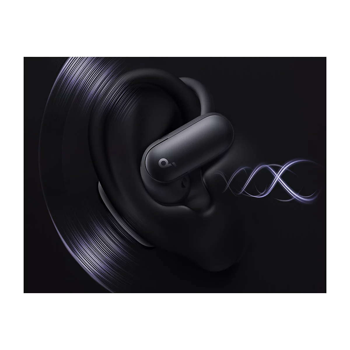 Schwarzer In-Ear-Kopfhörer im Ohr mit leuchtenden, violetten Klangwellen vor dunklem Hintergrund.