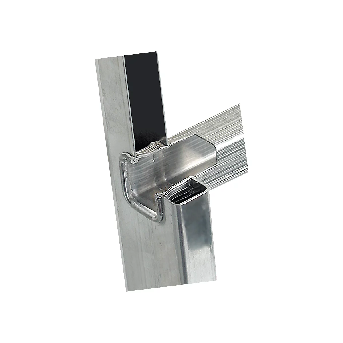 Detailansicht einer Aluminium-Leiterverbindung. Winkel, Verschraubung und Konstruktion gut erkennbar.