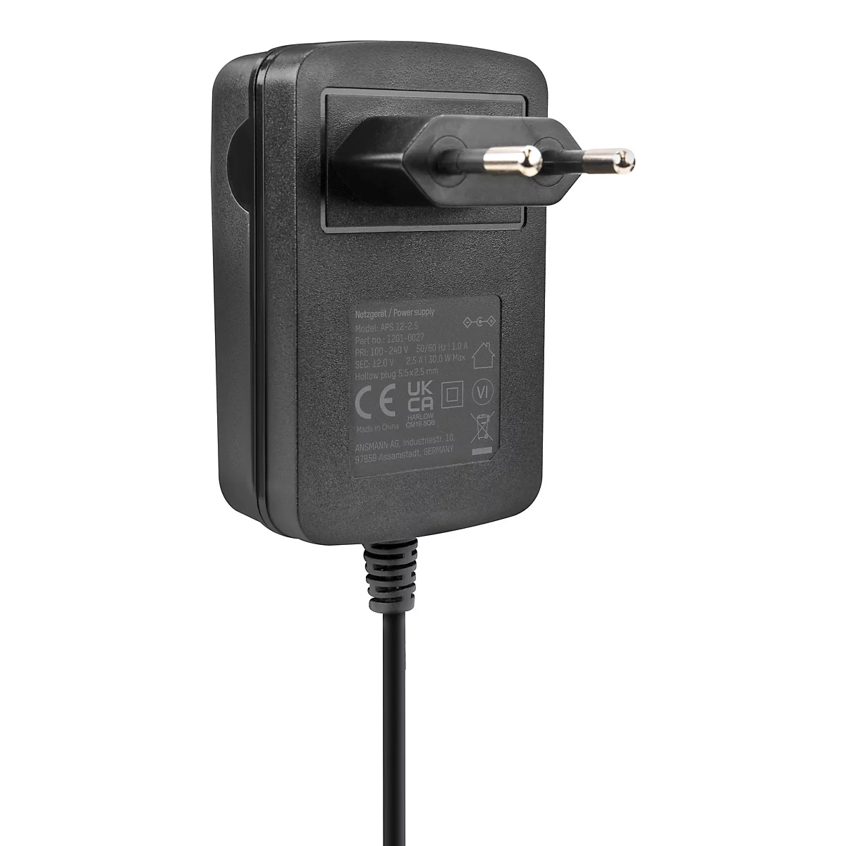 Schwarzes Steckernetzteil mit Eurostecker und Kabel auf weißem Grund.