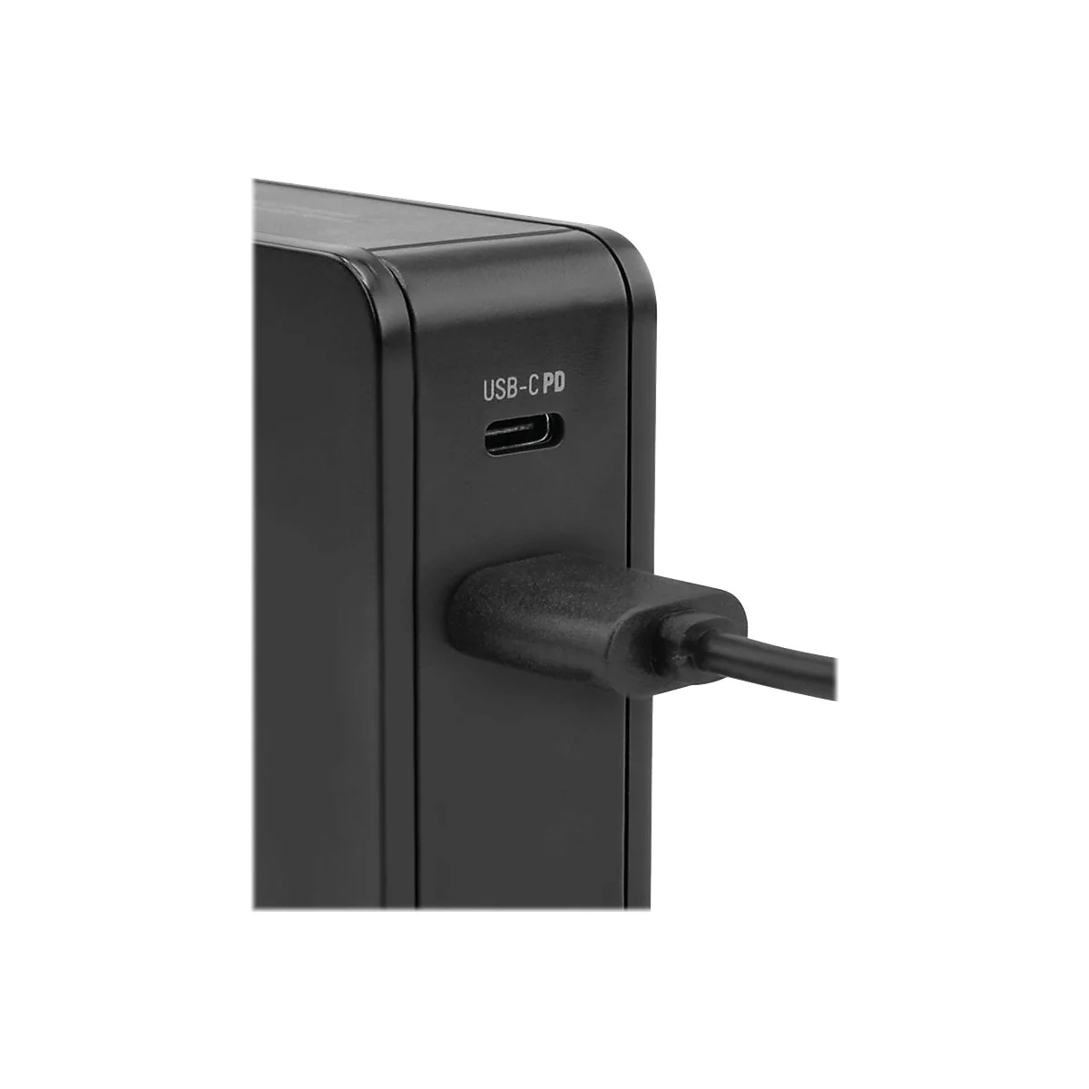 Nahaufnahme eines schwarzen Ladegeräts mit USB-C-PD-Anschluss und eingestecktem schwarzem Kabel.