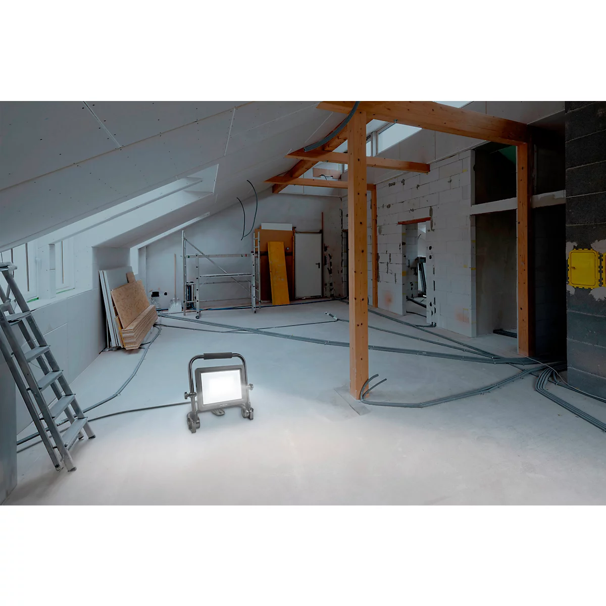 ANSMANN FL20W-AC LED werkschijnwerper, 2.200 lumen, 20 W, IP65, slagvast, met draaggreep, zwart