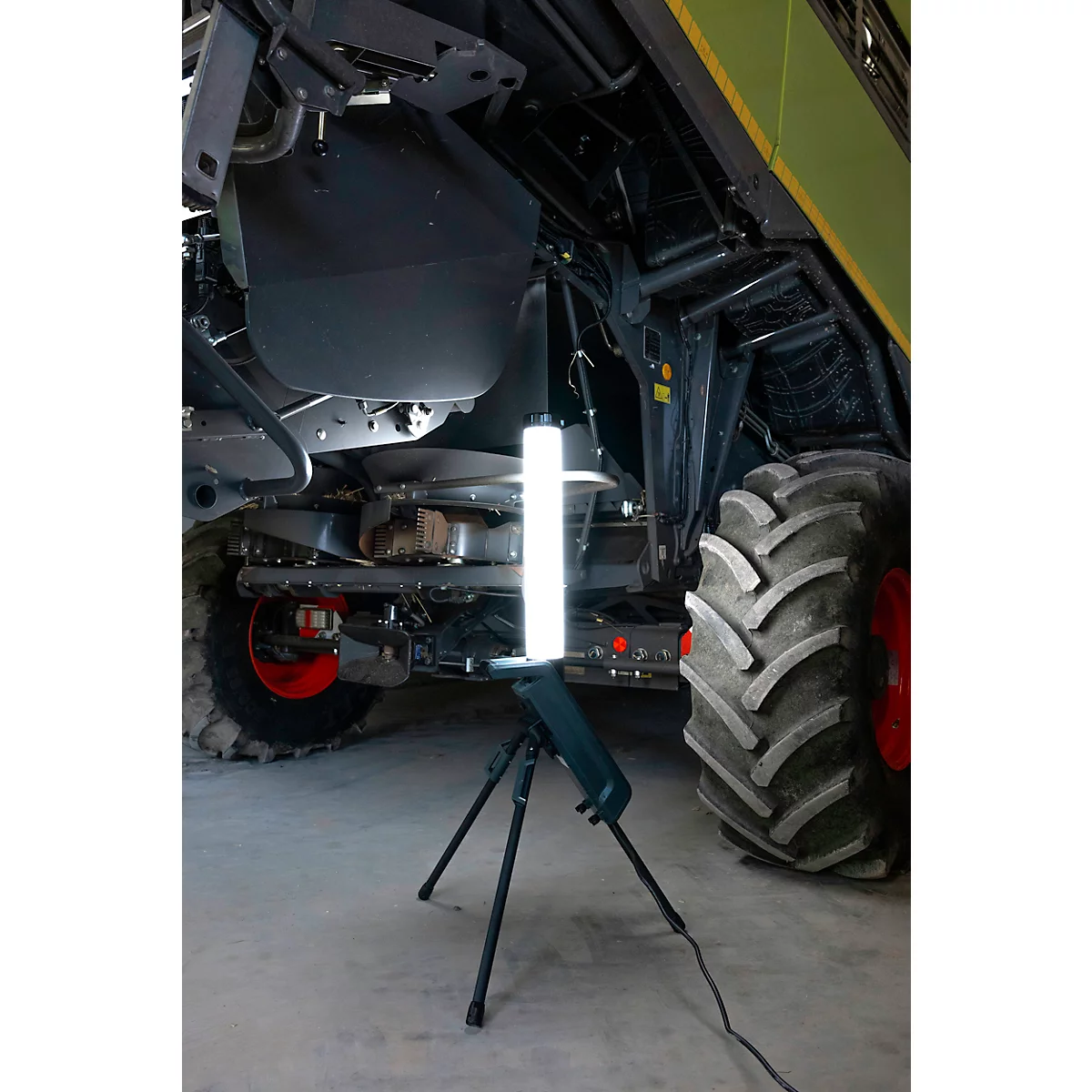 ANSMANN LED-Tower WL7000AC Flex, 7000 Lumen, 360° Abstrahlwinkel, 6500K, IP54, IK07, Integriertes Stativ & Steckdose, schwarz