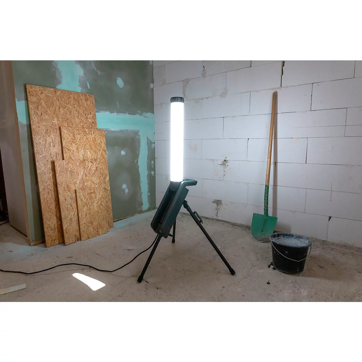 ANSMANN LED-Tower WL7000AC Flex, 7000 lumens, angle de rayonnement de 360°, 6500K, IP54, IK07, trépied intégré &amp; prise de courant, noir