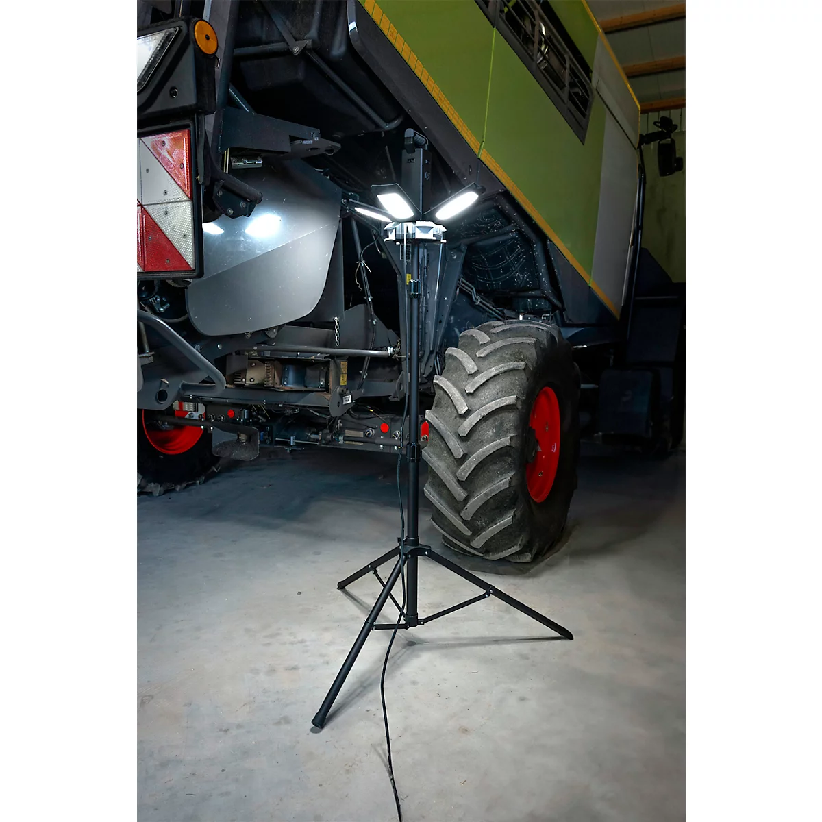 ANSMANN WL14000AC quad LED-spot, 14.000 lumen, 4× 30 W SMD LED's, netvoeding, verstelbaar, statief en magneetvoet, zwart