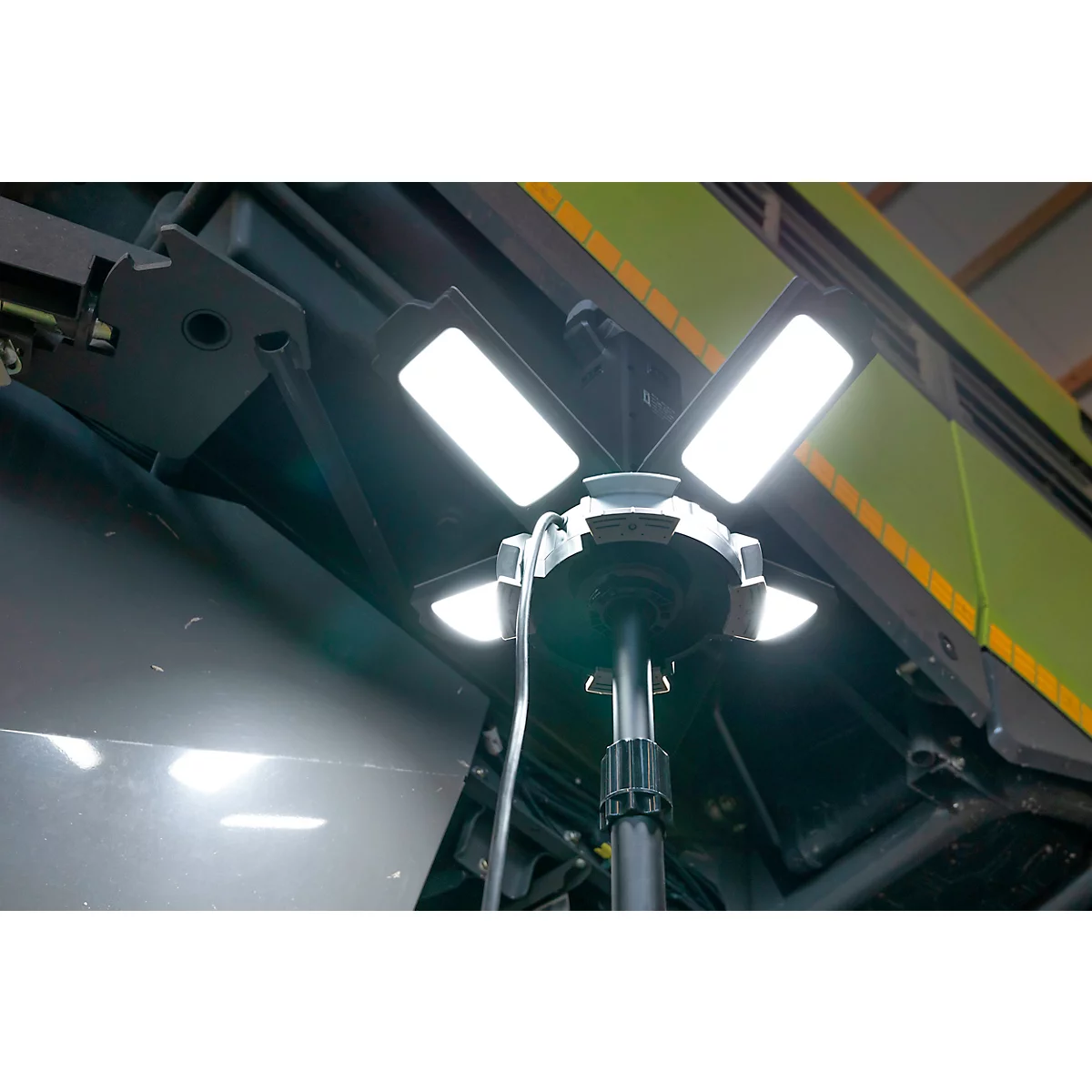 ANSMANN WL14000AC quad LED-spot, 14.000 lumen, 4× 30 W SMD LED's, netvoeding, verstelbaar, statief en magneetvoet, zwart