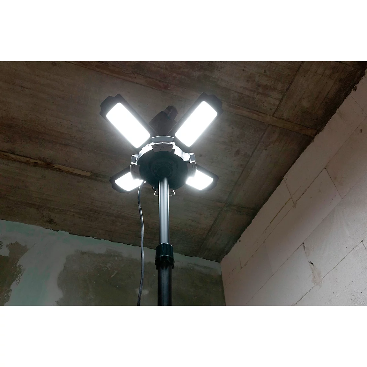 ANSMANN WL14000AC quad LED-spot, 14.000 lumen, 4× 30 W SMD LED's, netvoeding, verstelbaar, statief en magneetvoet, zwart