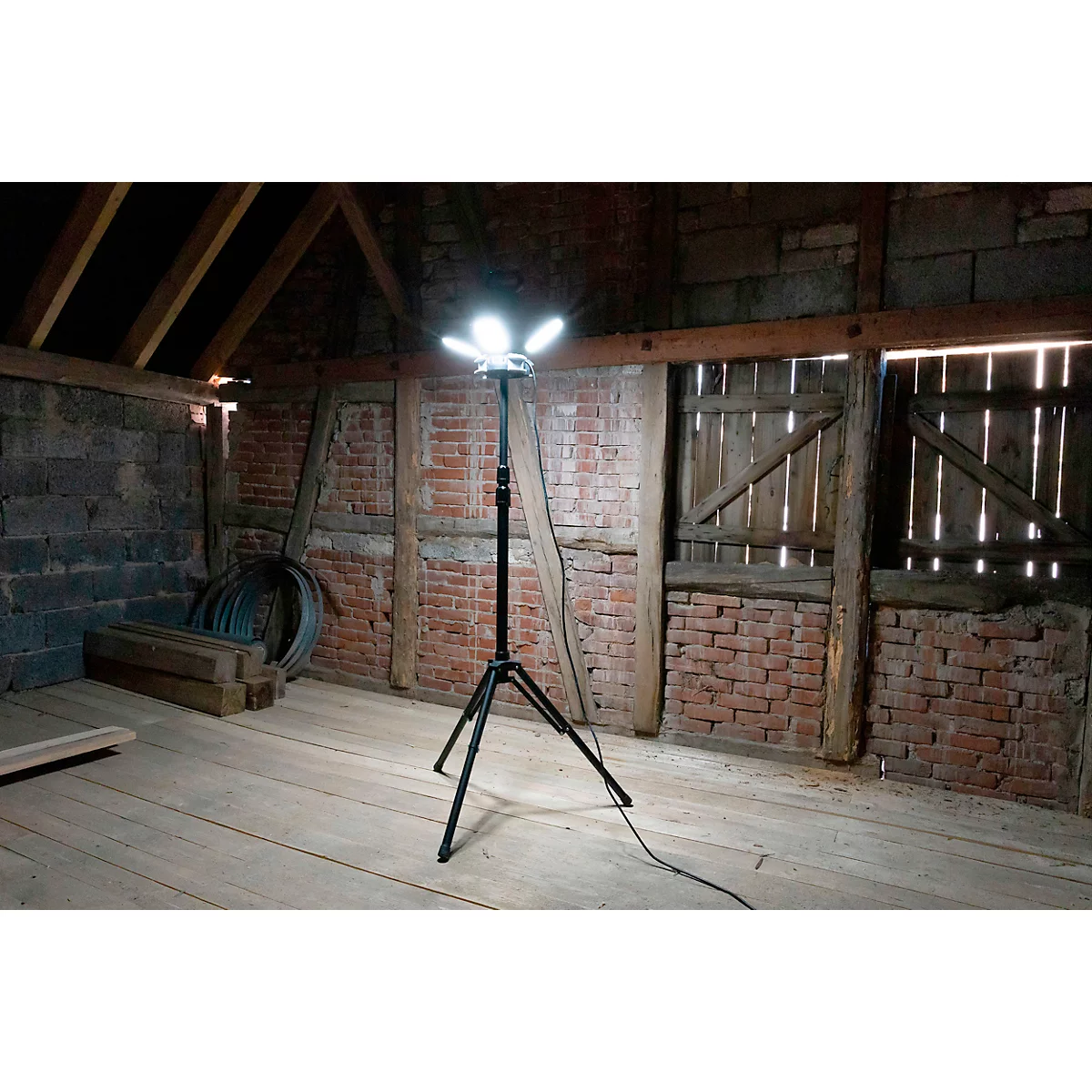 ANSMANN WL14000AC Vierfach-LED Strahler, 14.000 Lumen, 4× 30 W-SMD LEDs, Netzbetrieb, Verstellbar, Stativ und Magnetfuß, schwarz