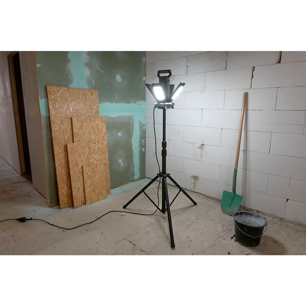 ANSMANN WL14000AC Vierfach-LED Strahler, 14.000 Lumen, 4× 30 W-SMD LEDs, Netzbetrieb, Verstellbar, Stativ und Magnetfuß, schwarz