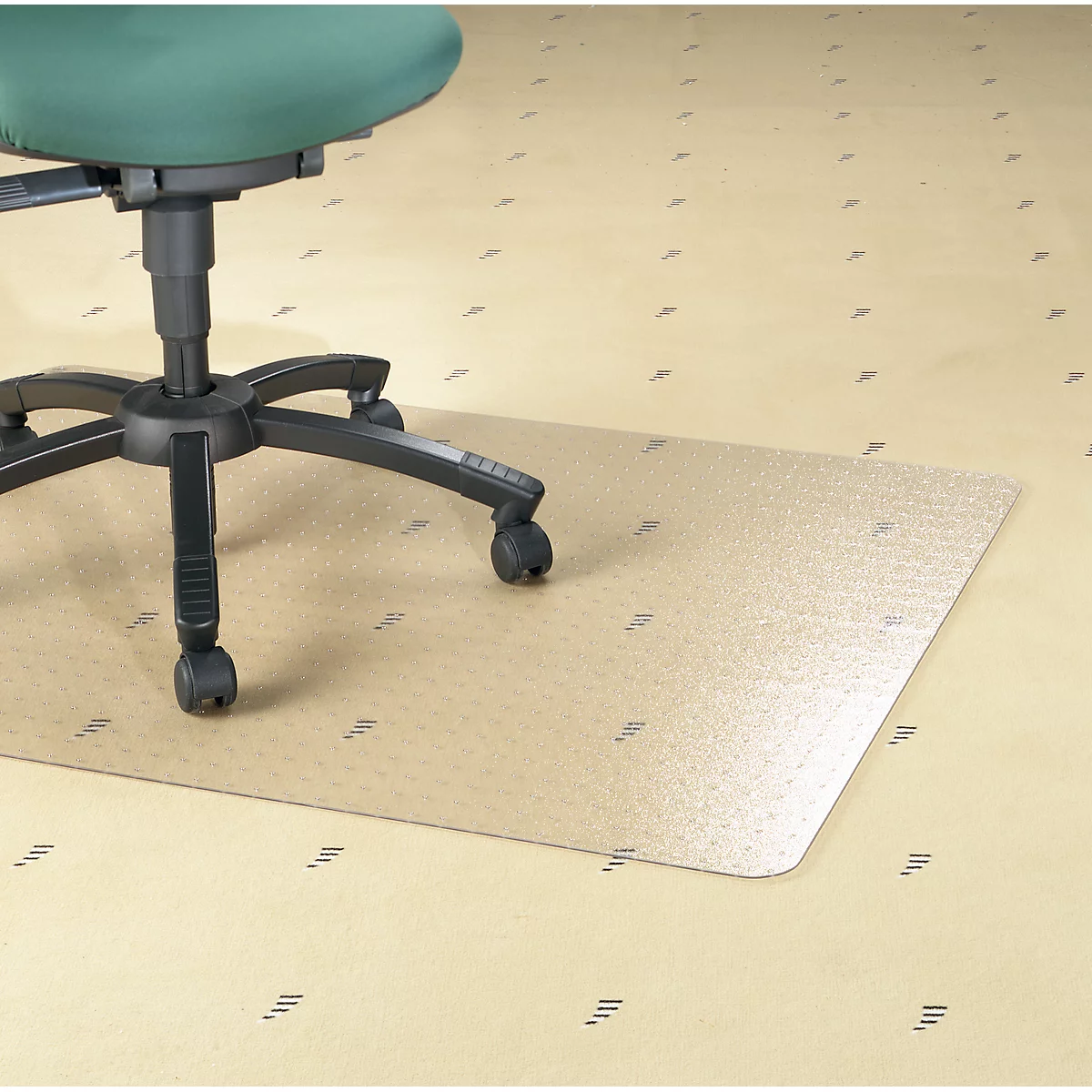 Bürostuhl mit grüner Lehne auf klarer, rechteckiger Stuhlmatte. Helles Holzparkett mit kleinen schwarzen Symbolen bedeckt.