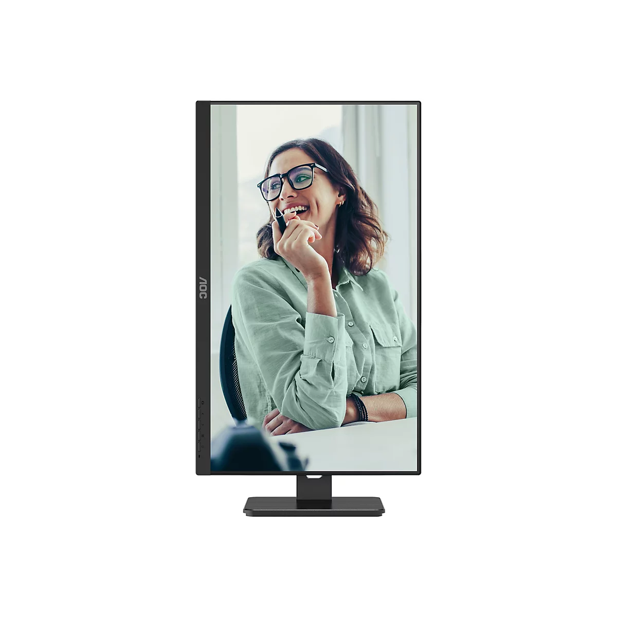 Ein hochkant ausgerichteter AOC-Monitor zeigt eine lächelnde Frau mit Brille, die einen Eingabestift in der Hand hält.
