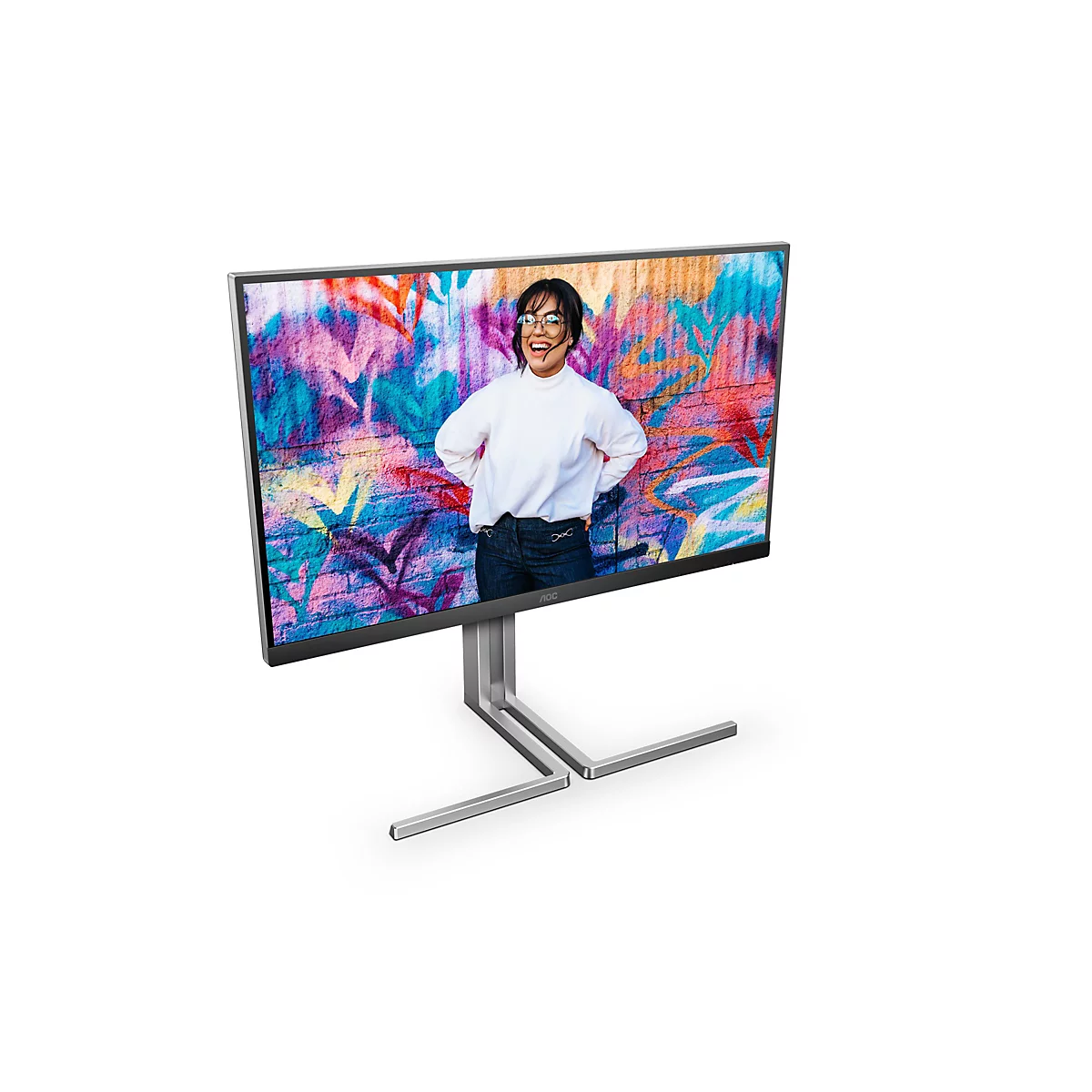 Ein AOC-Monitor, der eine Frau zeigt, die vor einer Graffiti-Wand lächelt.