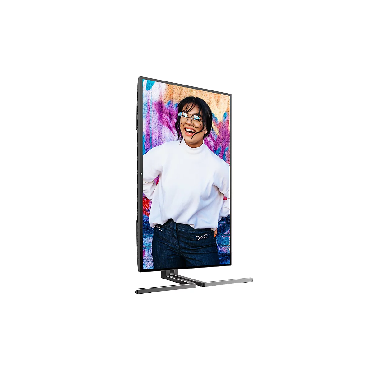 Ein Monitor, auf dem eine junge Frau mit Brille vor einem Graffiti-Hintergrund abgebildet ist.