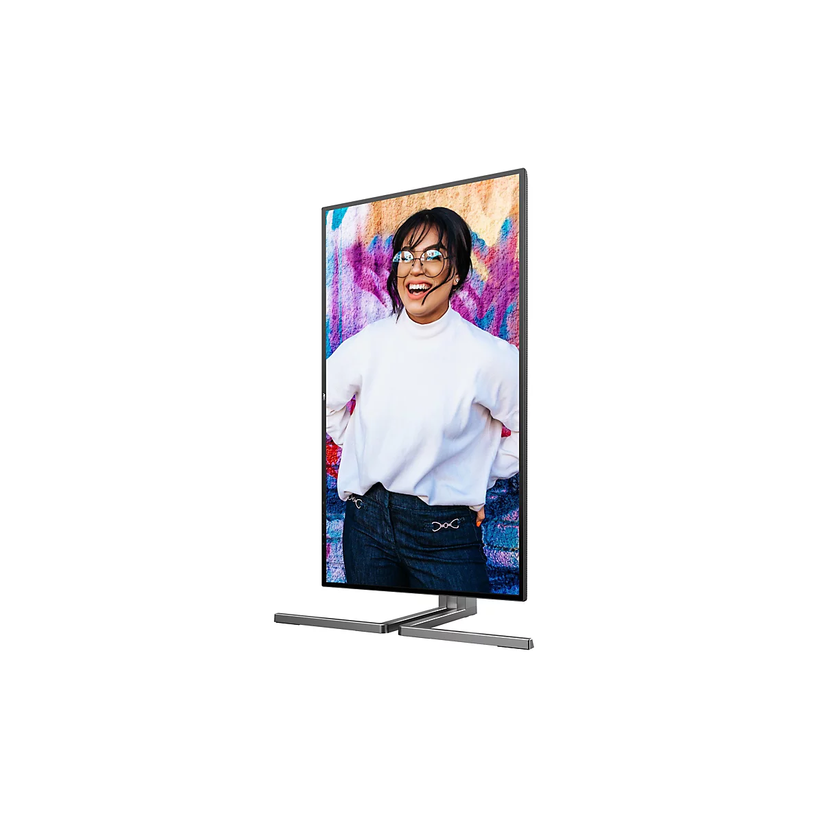 Ein großer Fernseher, der eine lächelnde Frau vor einer Graffiti-Wand zeigt.