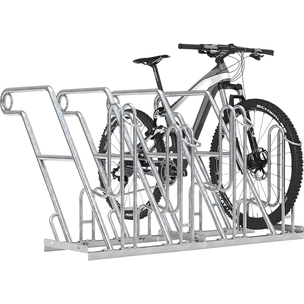Portabicicletas metálico con una bicicleta de montaña. Ambos son plateados. El portabicicletas es adecuado para varias bicicletas.