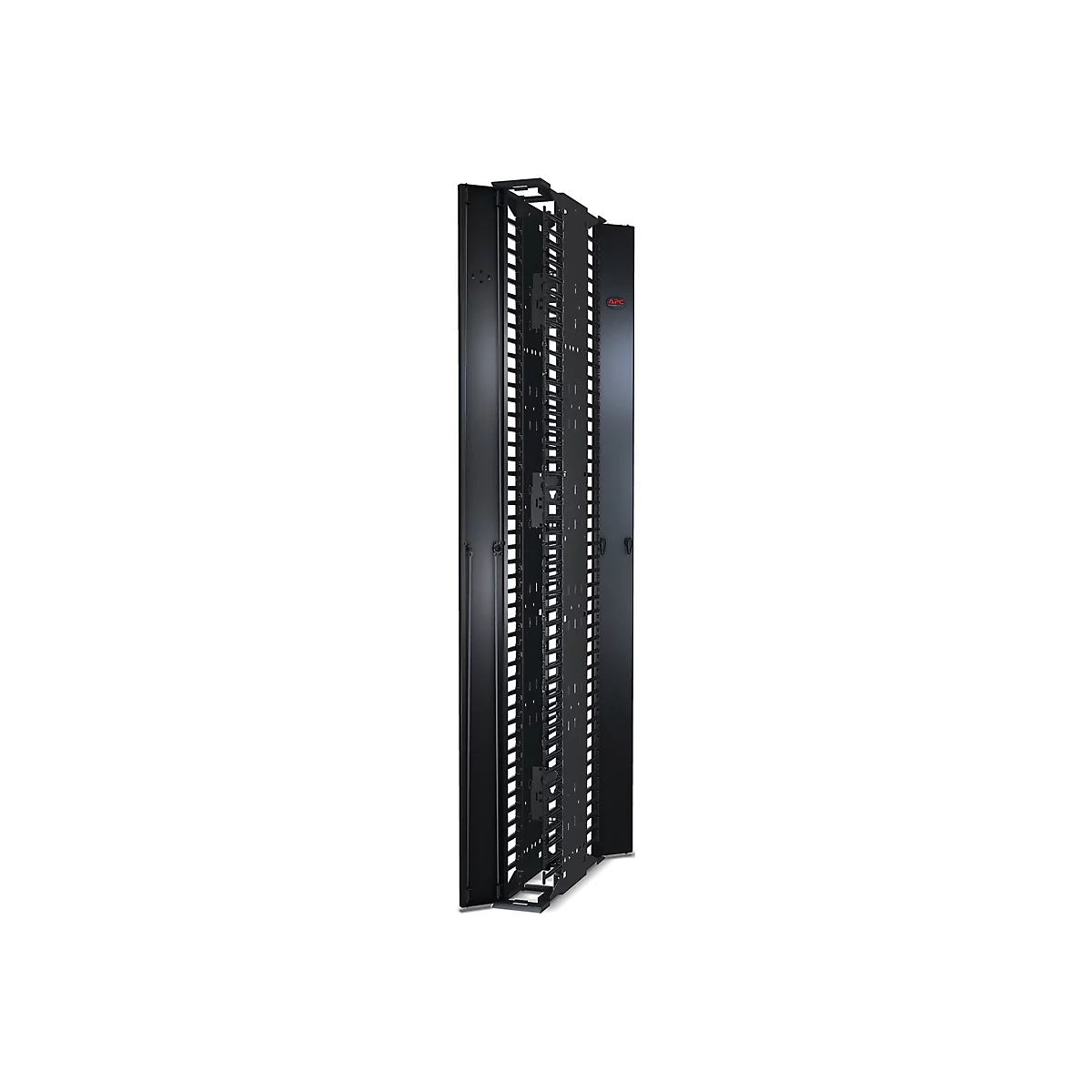 Rack noir pour serveurs. Il se dresse contre un fond blanc. Le logo APC est à droite.