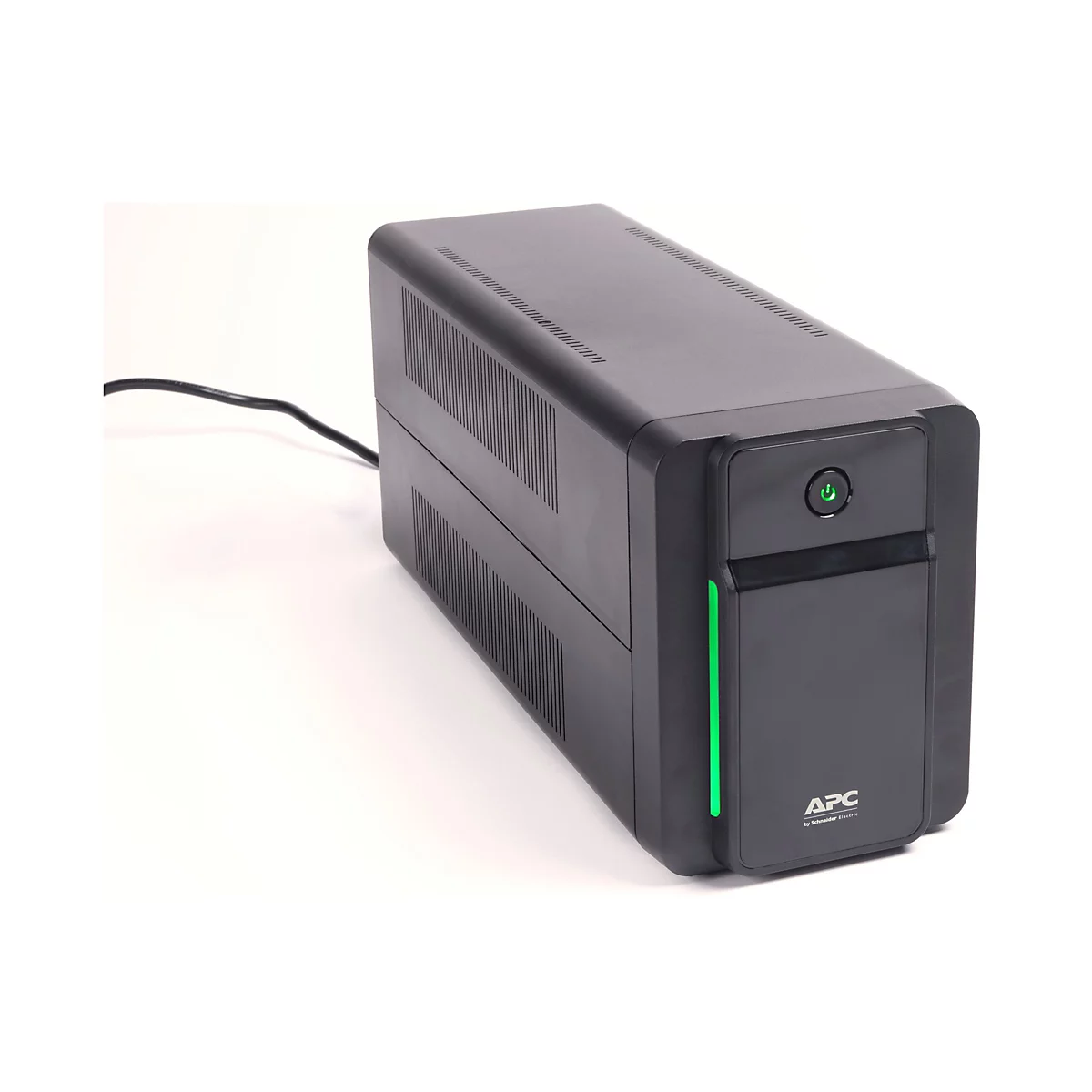 Schwarze USV von APC mit grÃ¼nem Licht, Stromkabel. Auf weiÃŸem Hintergrund.