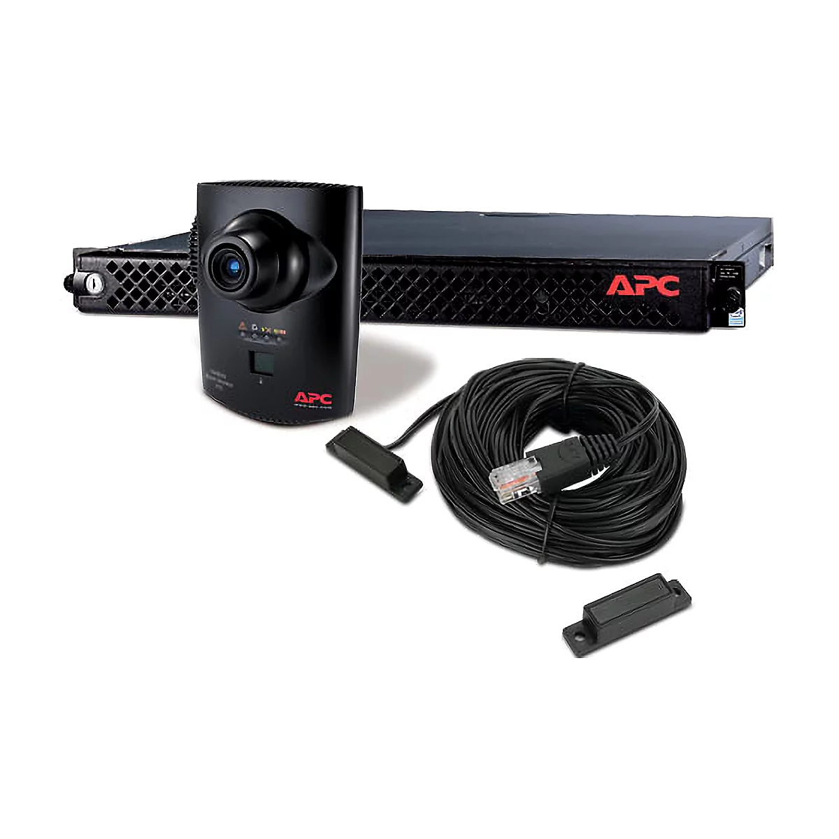 APC Überwachungskamera und Sensor-Einheit mit Kabel vor einem Netzwerkschrank-Einschub.