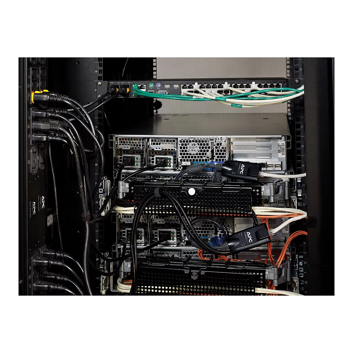 Ein Server-Rack, voll mit schwarzen Kabeln und Geräten. Mehrere APC-Geräte sind sichtbar, dazu Patchkabel.