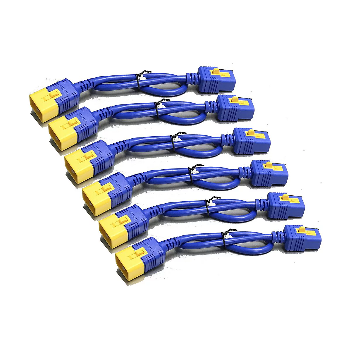 Sieben blaue Kabel mit gelben Steckern liegen auf weißem Hintergrund.