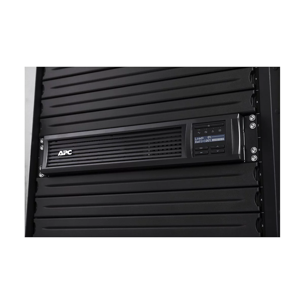 Ein schwarzes APC-Rack mit digitalem Display, das Last und Batteriezustand anzeigt. Das APC-Logo ist prominent zu sehen.