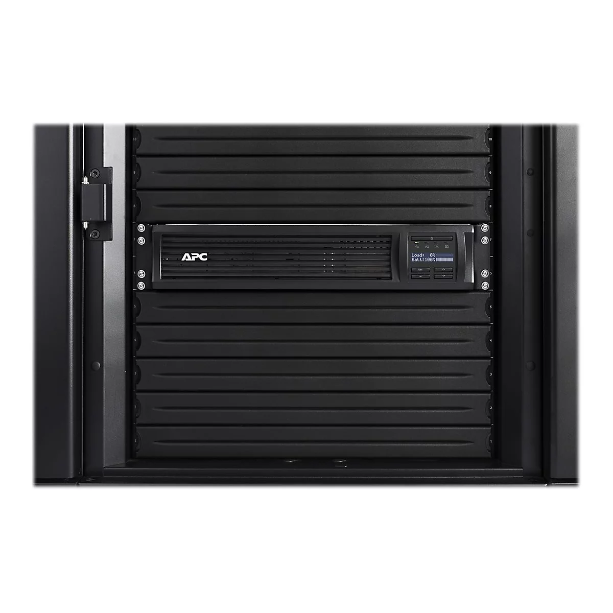 Schwarzes Rack mit APC-USV-Anzeige. Anzeige zeigt 'Load: 0%, Batt:100%'.