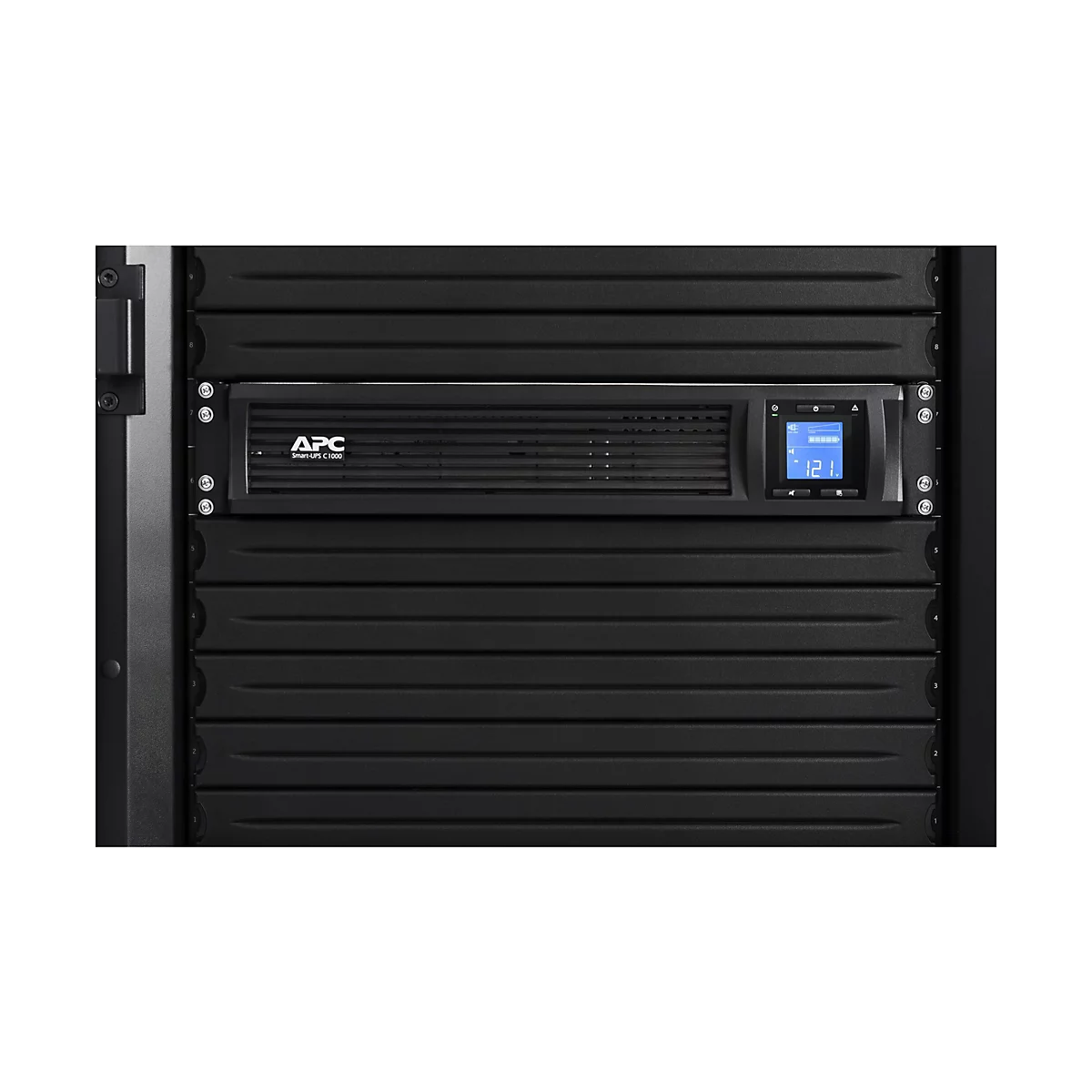 Ein schwarzes APC Smart-UPS C 1000 Gerät mit Display, das 121 anzeigt, in einem Serverschrank.
