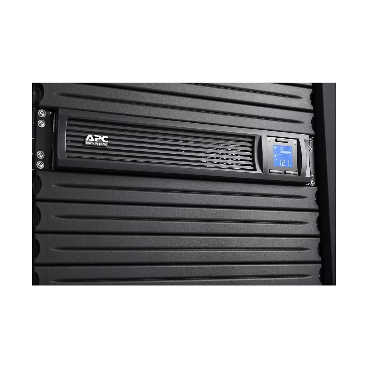 Ein schwarzes APC Smart-UPS C1000-Gerät, das in einem schwarzen Rack montiert ist. Ein blaues Display zeigt Zahlen an.