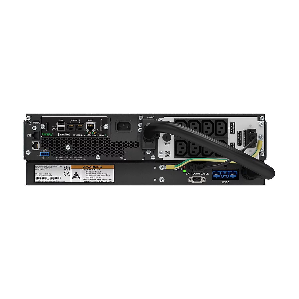 Rückseite eines schwarzen Servers mit Anschlüssen, Kabeln und dem Logo von Schneider Electric.