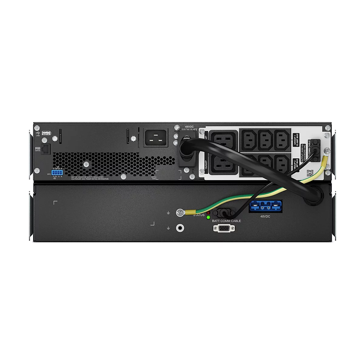 Ansicht der Rückseite einer USV (Unterbrechungsfreie Stromversorgung) mit Anschlüssen für Strom, Kommunikation und Batterien. Schwarzes Gehäuse, Kabel, Kontrollleuchten und Beschriftungen sind deutlich zu sehen.
