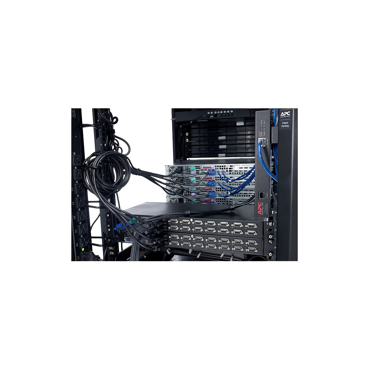 Ein Server-Rack mit APC-Geräten, Kabeln und Anschlüssen. Blaue und graue Kabel sind angeschlossen.
