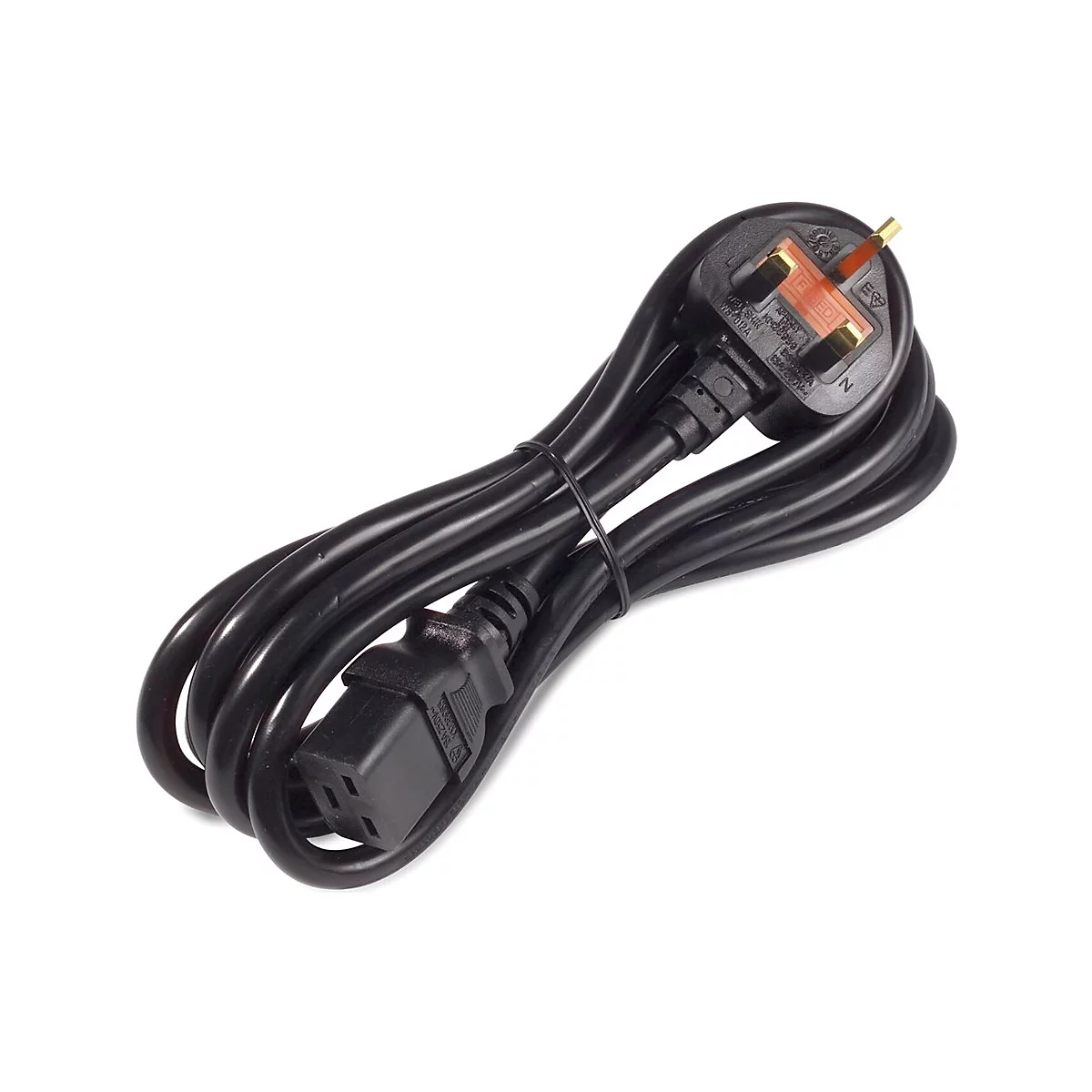 Ein schwarzes Netzkabel mit Stecker und Buchse, auf weißem Hintergrund. Der Stecker ist ein UK-Stecker, die Buchse ein IEC-C13-Stecker.