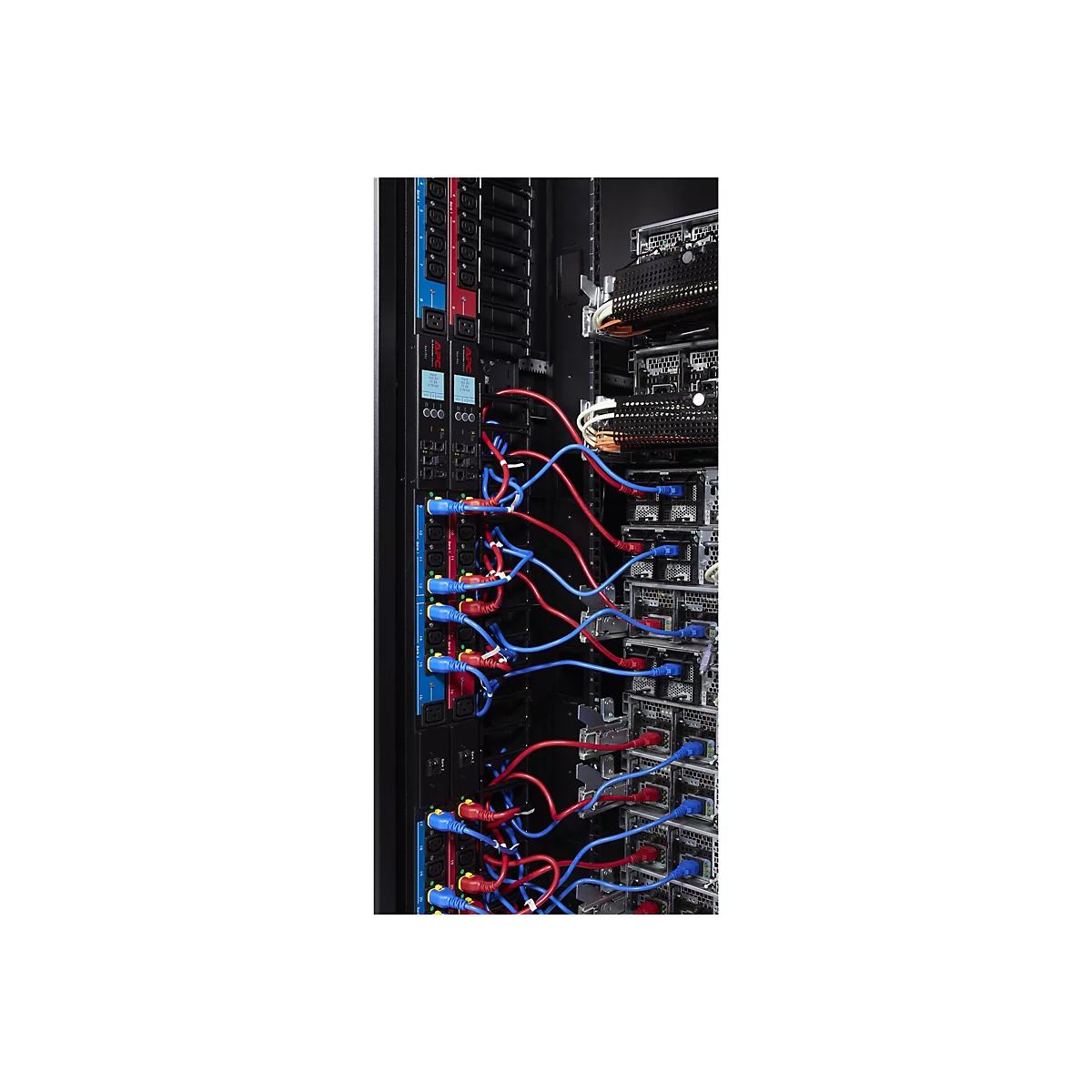 Nahaufnahme eines Server-Racks mit verkabelten Stromverteilereinheiten und zahlreichen blauen und roten Stromkabeln.
