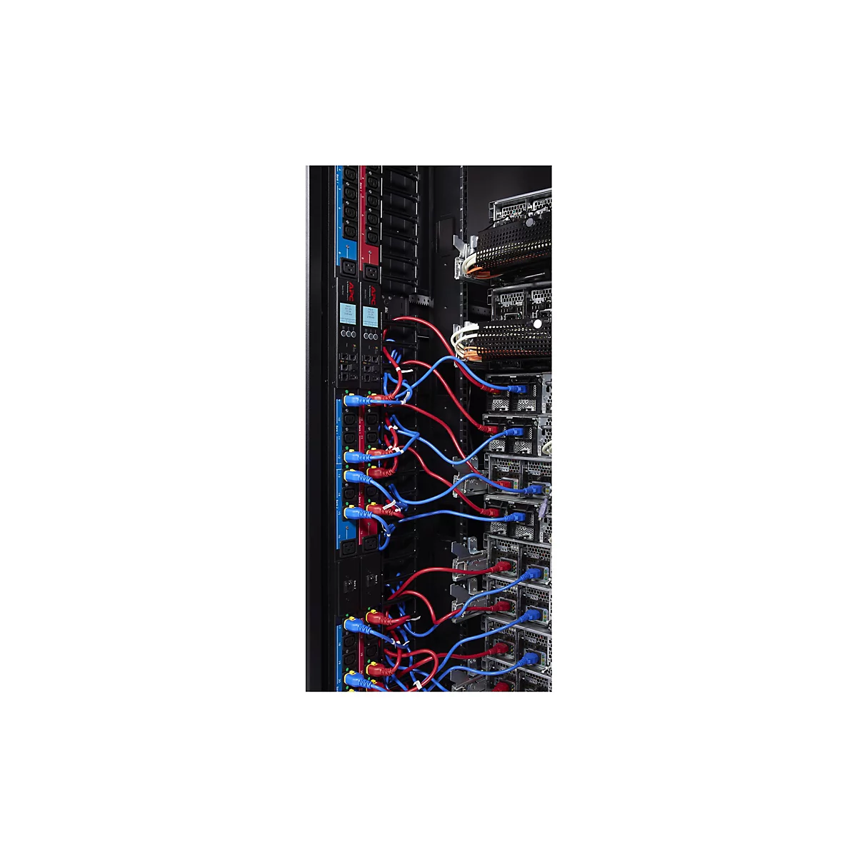 Ein Serverschrank mit vielen Kabeln, die an Server und Stromverteiler angeschlossen sind. Rote und blaue Kabel dominieren das Bild.