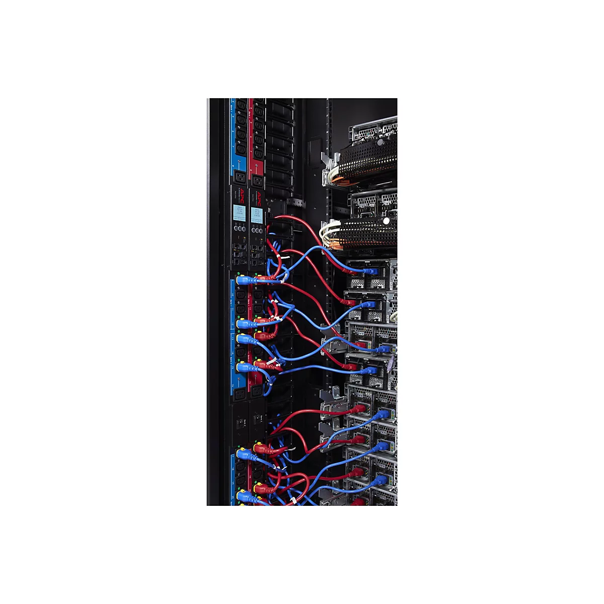Detailaufnahme eines Serverracks mit roten und blauen Kabeln. Stromverteilereinheiten mit blauen und roten Ein- und Ausgängen.