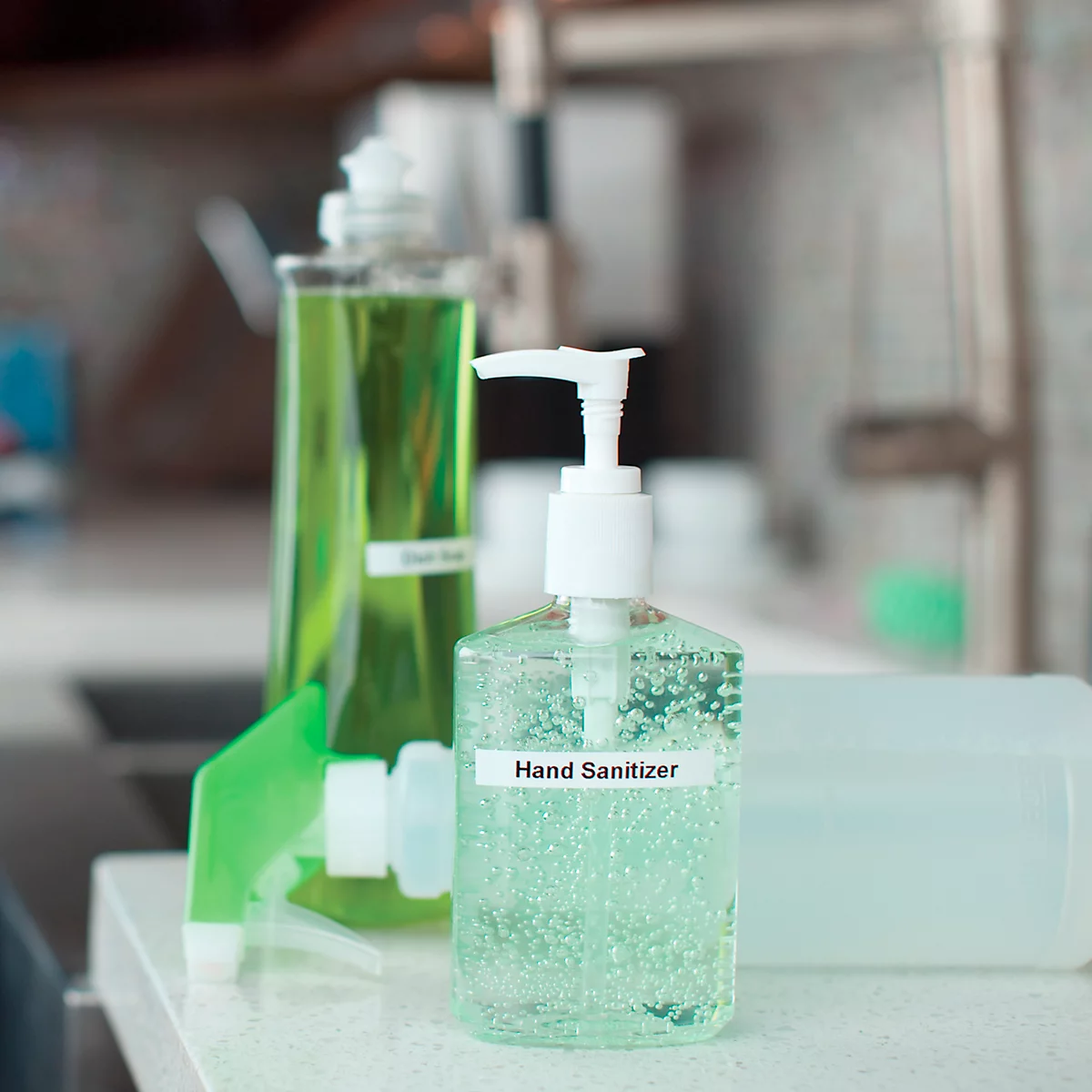 Gros plan sur un distributeur de désinfectant pour les mains. L'étiquette indique "Hand Sanitizer".